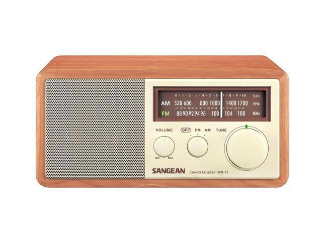 Wood Cabinet AM/FM Table Top Analog Radio J270143
